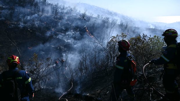 Incendiu uriaș în apropiere de Atena, în Palaia Fokaia: oamenii au fost evacuați, se încearcă stingerea focului cu elicoptere