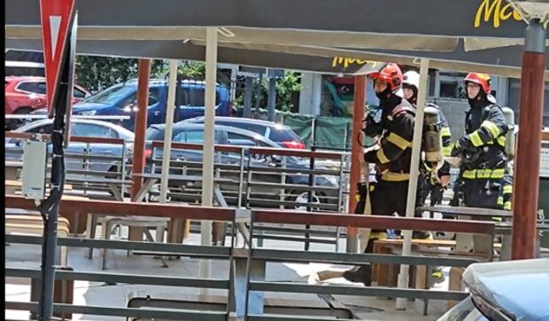 Incendiu la McDonald’s în București. Un angajat s-a urcat pe acoperiș înainte să vină pompierii: „Merită un McPuișor”