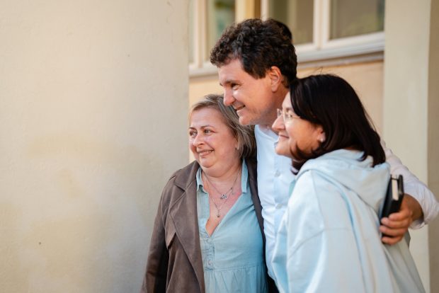 După vizita din Praid, președintele Nicușor Dan, ca acasă în Secuime: a stat cu liderii UDMR la o terasă oarecare și s-a fotografiat cu localnicii
