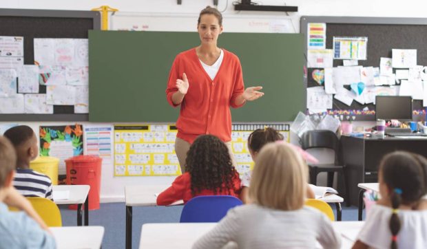 Școlile ar putea rămâne fără 6.000 de profesori, dacă se aplică interdicția de cumul pensie-salariu în Educație