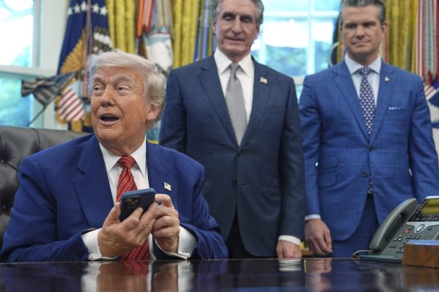 Istoria ascunsă a telefonului lui Trump: legături directe, confidențialitate ignorată și bucuria Chinei
