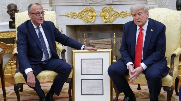 Friedrich Merz s-a întâlnit cu Donald Trump la Casa Albă. Ce cadou i-a făcut cancelarul german