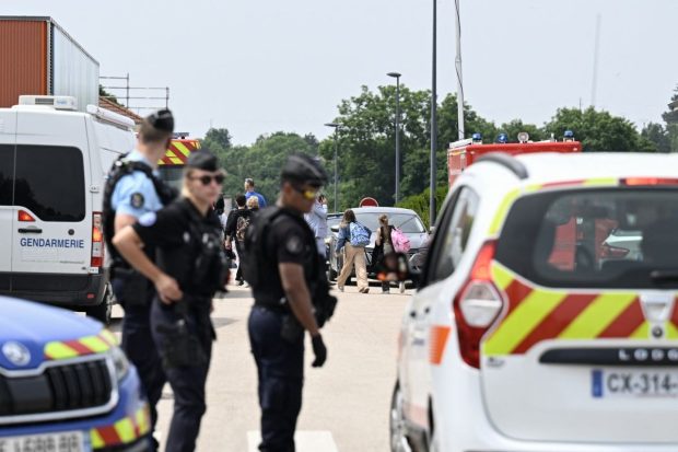 Un elev de 15 ani a înjunghiat mortal o asistentă școlară care îi verifica rucsacul. „Victima unui val de violenţă fără sens”