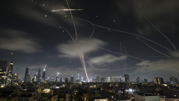 LIVETEXT Război Israel-Iran, ziua șase: Atac israelian masiv cu 50 de avioane. Ce au vizat / Trump cere capituralea deplină, iar Ayatollahul răspunde  că „bătălia începe”