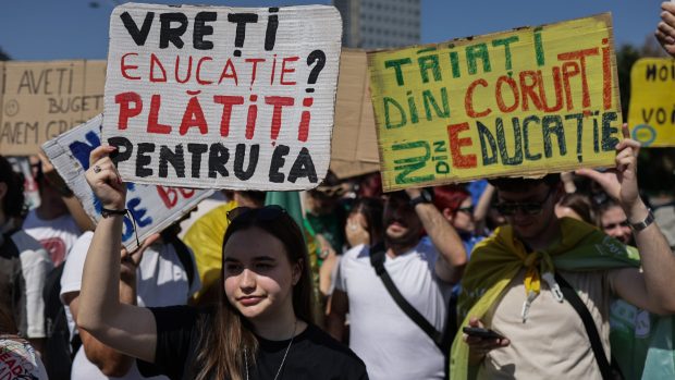 Vrei bursă? Nu mai gândi ca părinții tăi! Mesaj pentru Bolojan: terminați cu morala!