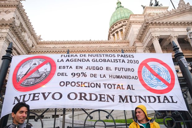 Atât s-a putut! Noua ordine mondială și pigmeii „suveranismului” din Europa de Est