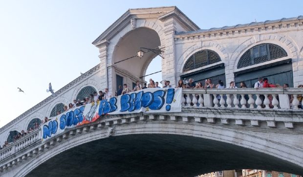Un grup de locuitori nervoși din Veneția vor să blocheze canalele, pentru a împiedica nunta luxoasă a lui Jeff Bezos cu Lauren Sanchez