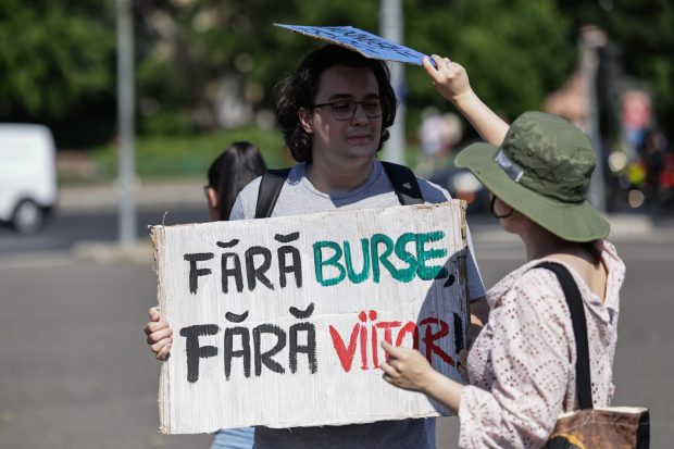După ce a tăiat bursele elevilor, Ministerul Educației publică un studiu ale cărui concluzii contrazic toate măsurile pe care le-a adoptat