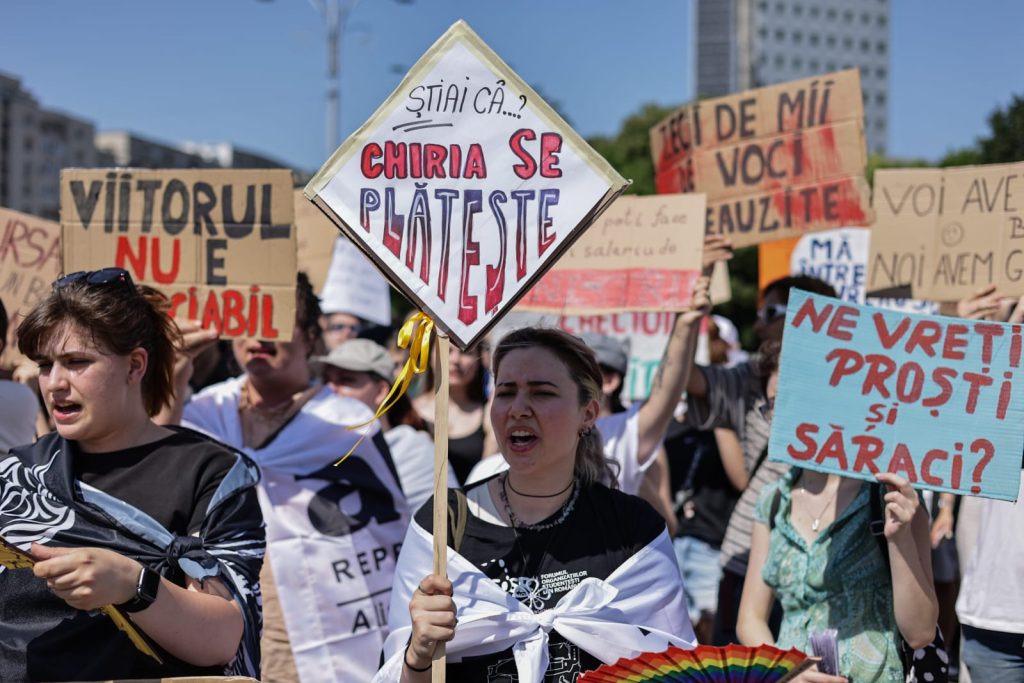 Guvernul taie bursele elevilor: Proteste în stradă și controverse uriașe! 1 protest studenti bucuresti reducere burse 26 iunie 2025 vlad chirea 3