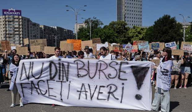Ministrul Educației, Daniel David, transmite universităților să ofere studenților burse din propriul buget