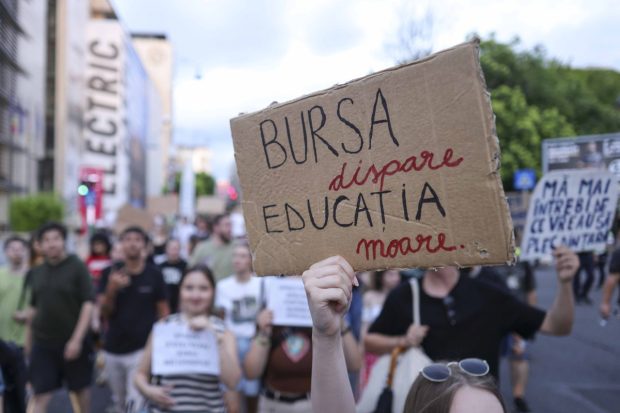 Dispar bursele pentru studenții de la taxă. Organizațiile studențești acuză Ministerul Educației de inechitate și discriminare