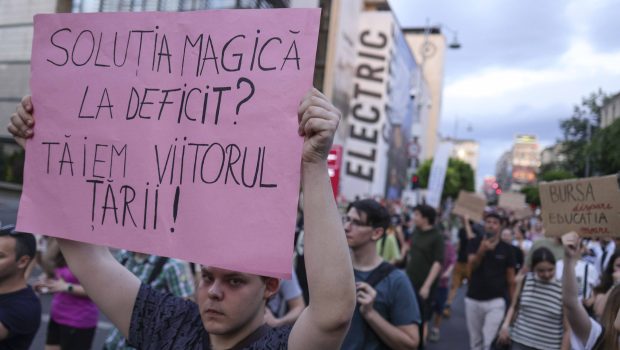 Studenții au protestat din nou în București, după anunțul că bursele vor fi tăiate de Guvernul Bolojan: „Nu din burse faceți averi”