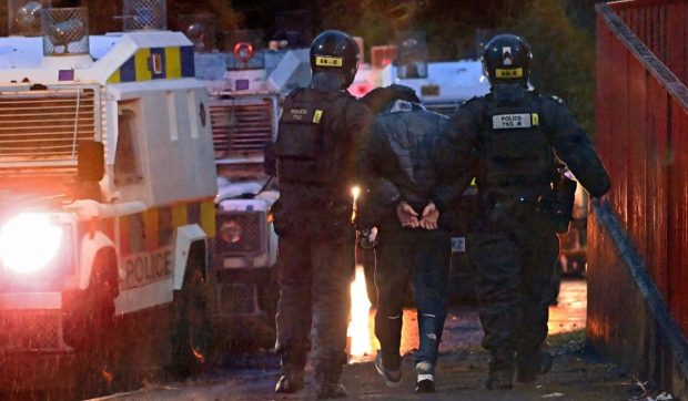 Un român a furat dintr-o casă abandonată în timpul protestelor din Irlanda de Nord obiecte de mii de lire, pe care „le ținea în siguranță”