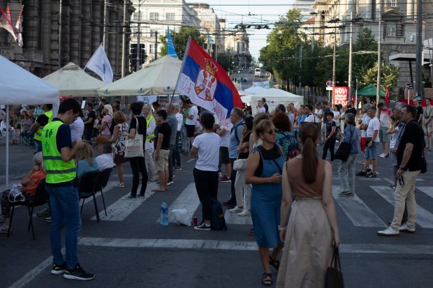 Zeci de mii de protestatari la Belgrad cer alegeri anticipate și încheierea guvernării lui Aleksandar Vucic