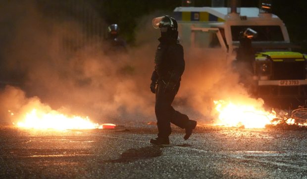 Elena, o româncă din Irlanda de Nord, trăiește în teroare, cu valiza la ușă și luminile stinse pe timp de noapte: „Vor să mă facă să fug”