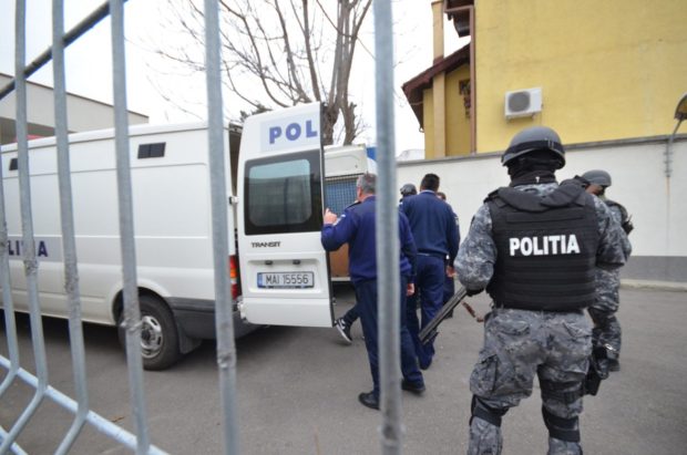 O limuzină a fost distrusă la Galați cu pietre și doi oameni răniți, în urma unui război între două familii
