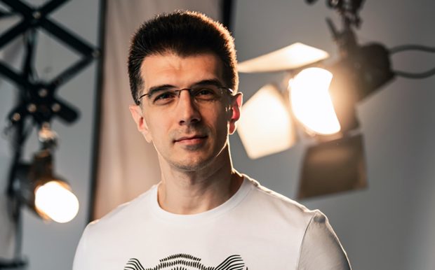 Adrian Tapciuc, regizorul comediei-fenomen „Mentorii”: „Mulți tineri probabil nici nu mai știu cum arată un mentor adevărat”