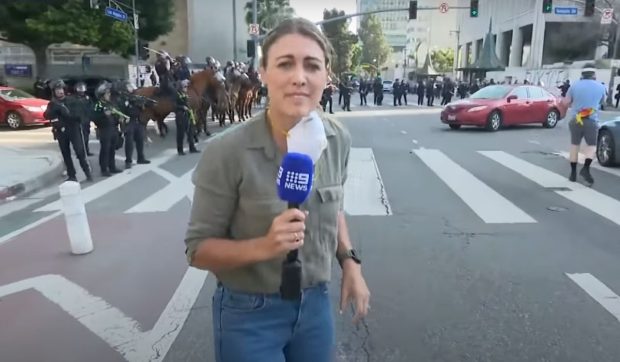 Momentul în care o jurnalistă din Australia a fost împușcată, în direct, în timpul protestelor din Los Angeles | VIDEO