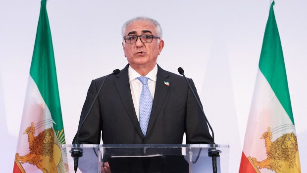 Fiul şahului se oferă să-i ia locul lui Ali Khamenei şi să pună bazele unei tranziţii: „Schimbarea regimului” este singura soluţie în Iran