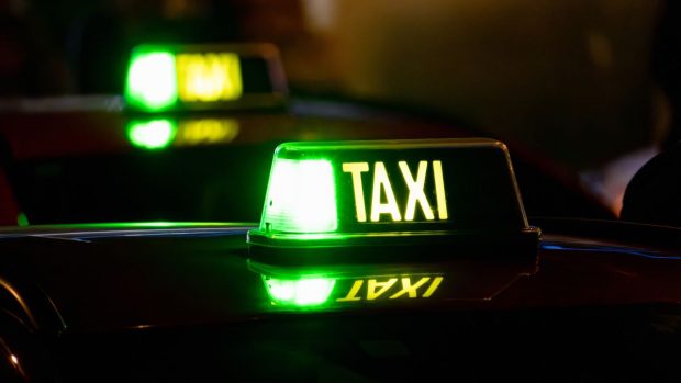 Un român a luat-o razna când s-a urcat în taxi și a văzut că la volan e o femeie. Tocmai ieșise dintr-un club, în Malaga