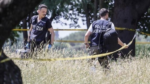 O româncă și copila ei au fost găsite moarte între niște tufișuri. Fetița de câteva luni, descoperită cu o vânătaie suspectă la ceafă, în Italia
