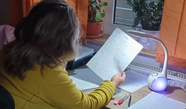 O femeie din Brașov dă Bacalaureatul la 45 de ani și fetița ei, care are 11 ani, e tare mândră de mama ei