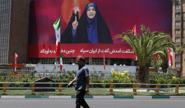 „Leoaica iraniană”. Prezentatoarea televiziunii de stat iraniene, transformată de regim în simbol al rezistenței