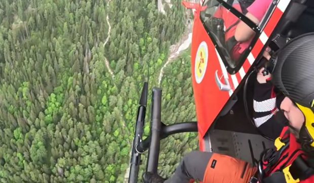 Intervenție dramatică în Munții Bucegi: un alpinist rănit grav a fost scos din perete cu elicopterul și transportat la Brașov | VIDEO