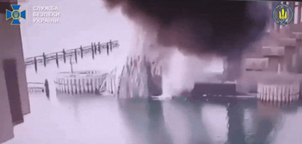 Ucraina a aruncat în aer pilonii podului Kerci din Crimeea. 1.100 kg de explozibili au fost detonați | VIDEO