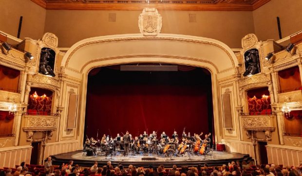 Cei 24 de elevi care au obținut media 10 la BAC 2025 au acces gratuit la toate spectacolele de la Opera Națională București