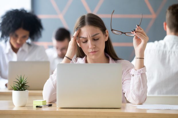Examen cu emoții… și migrene. Ce faci când te lovește durerea de cap fix înainte de testul cel mare