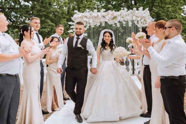 Cadoul de nuntă sau de botez se dă acum cu cardul – și e perfect normal