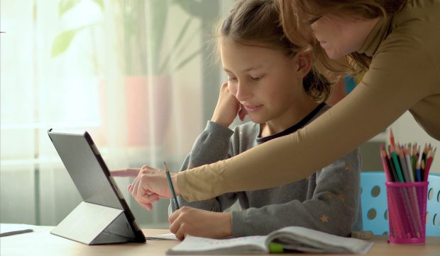Două familii din România și-au retras copiii din învățământul de stat și i-au înscris la o școală creștină din SUA în sistem homeschooling. Părinții, trimiși în judecată