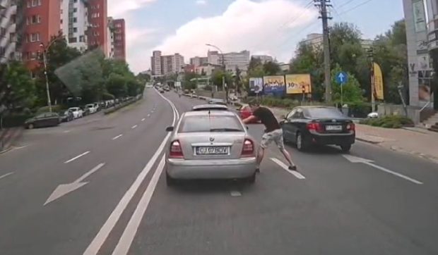 Un șofer de 25 de ani a bătut un pensionar din altă mașină, în trafic, la Cluj. Câte zile a rămas fără permis