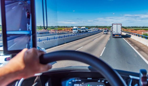 Șofer român de TIR, dat de gol de caniculă, la controlul camionului, în Franța. A fost arestat imediat