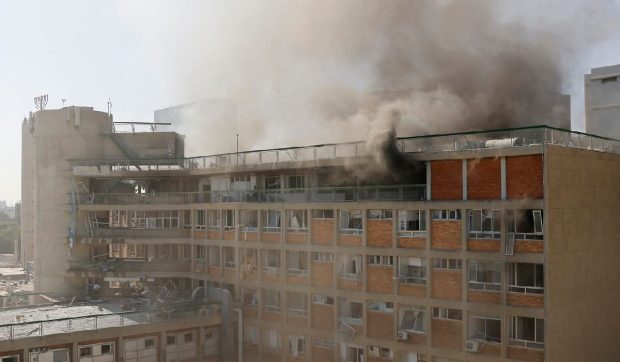Război Israel-Iran, ziua șapte: Un mare spital israelian și Bursa din Tel Aviv, lovite cu rachete / Reactorul nuclear iranian cu apă grea din Arak, atacat și el