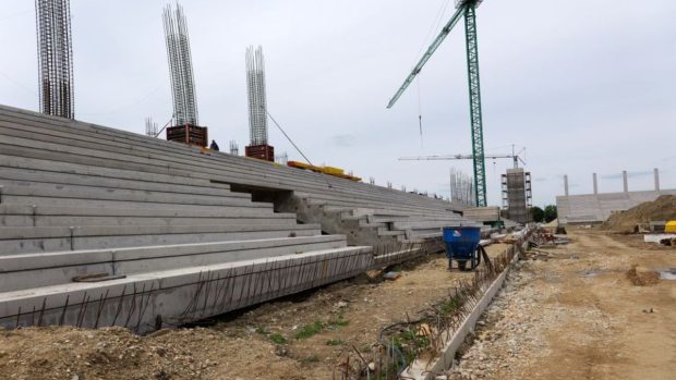 În umbră, la Timișoara se ridică un stadion de 23 de milioane de euro, care ignoră austeritatea