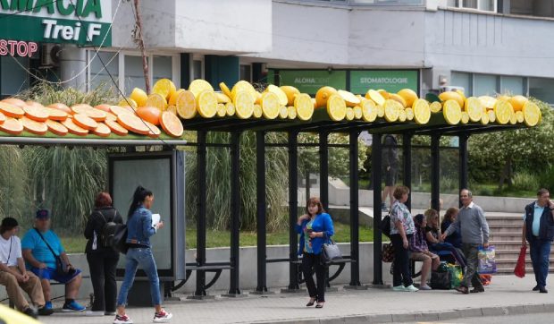 Stațiile de autobuz din Craiova, decorate cu recuzita rămasă de la Târgul de Paște: „Nu butaforie, kitsch”