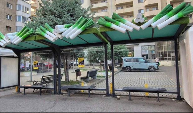 Cum a ajuns prazul gigant, în Craiova, deasupra capetelor celor care așteaptă autobuzele