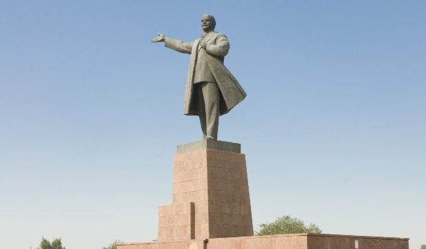 Cea mai înaltă statuie a lui Lenin din Asia Centrală a fost demontată. Ce spun autoritățile din Kârgâstan | VIDEO