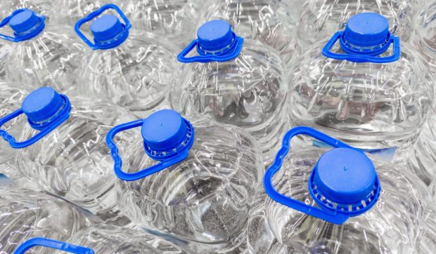 Câți bani ar putea primi românii pentru sticlele din plastic de 5 litri, dacă se va extinde programul de reciclare