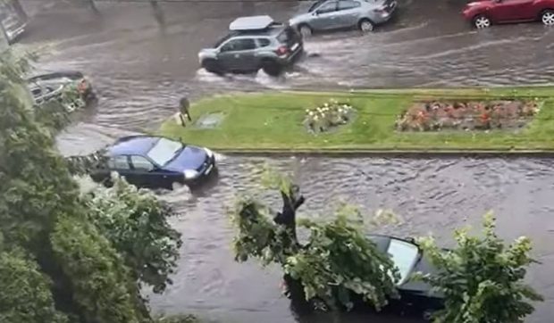 Furtuna a făcut prăpăd în mai multe zone din România și în București: vântul a smuls acoperișuri, au căzut copaci și stâlpi de curent