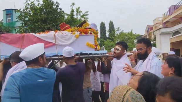 Supraviețuitorul accidentului Air India își poartă fratele în sicriu, în timp ce ancheta vizează sistemele de urgență