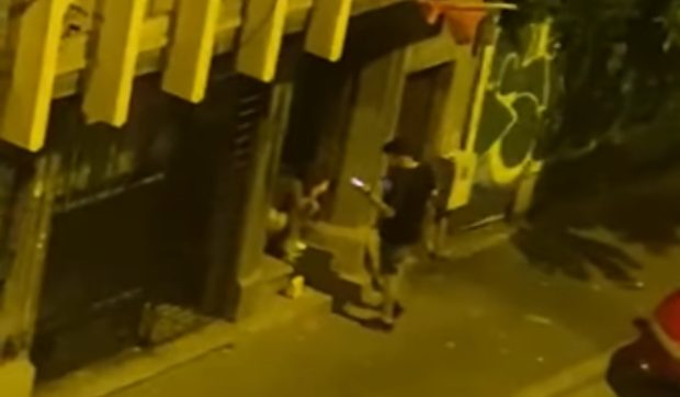 Un nou moment de violență împotriva unei tinere, în centrul Bucureștiului: filmat, agresorul a luat-o pe fată și a plecat