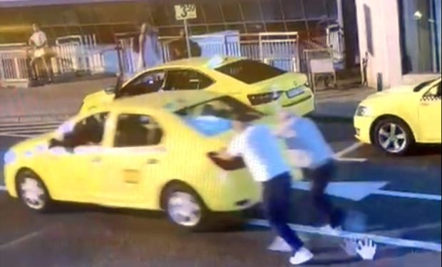 Taximetrist acuzat de înșelăciune la Aeroportul Otopeni. I-a luat sute de euro unui turist de 90 de ani, iar mașina nu mergea | VIDEO