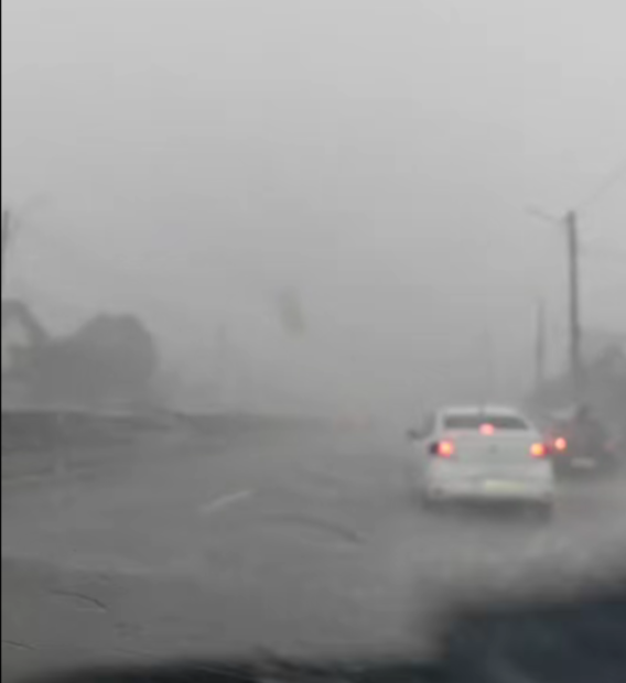 Trafic infernal pe DN1. Plouă torențial și vizibilitatea este extrem de mică pe drumul spre București dinspre munte