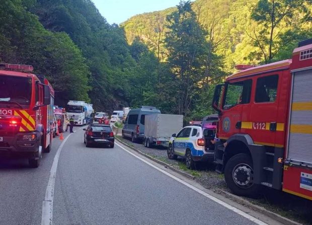 O stâncă a căzut de pe munte pe DN 66, în Defileul Jiului, lovind o autoutilitară în care erau nouă persoane. Doi oameni au avut nevoie de medic
