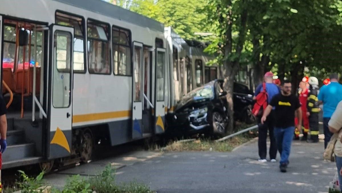 Mașină strivită în București, după ce un tramvai a lovit-o în plin. Linia 25 este blocată