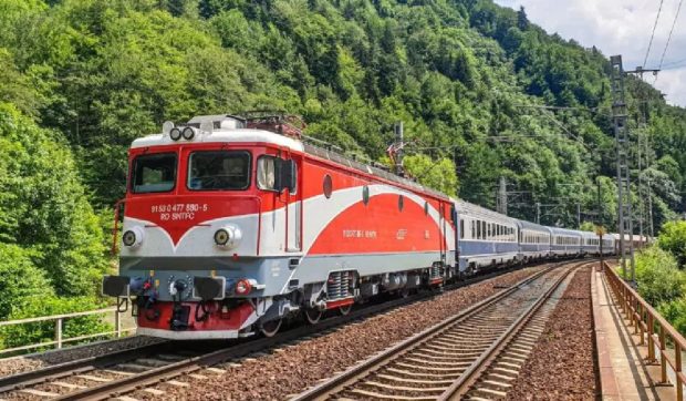 Patru trenuri sunt blocate în gări și pe traseu în Harghita, după ce copacii căzuți din cauza furtunii au afectat calea ferată