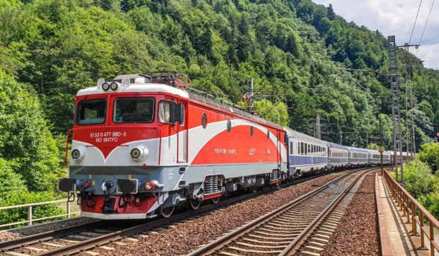 CFR Călători ar putea să oprească toate trenurile din cauză că nu mai are bani să-și plătească furnizorii